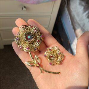 Sarah Coventry Gold flower brooch